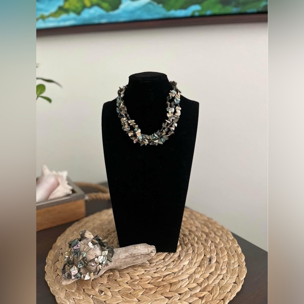 Elegant Mother of Pearl and Abalone Necklace and Bracelet Set